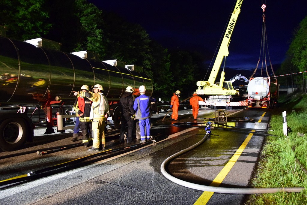 VU Gefahrgut LKW umgestuerzt A 4 Rich Koeln Hoehe AS Gummersbach P694.JPG - Miklos Laubert